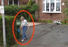 Busca la casa de su madre fallecida en Google Earth y la encuentra regando las plantas