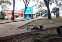 La imagen de una niña intentando beber agua del suelo indigna y conmociona las redes