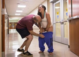 Dramáticas imágenes de una madre dando a luz en el pasillo de un hospital