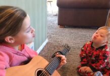 Niña le canta a su hermanito con Síndrome de Down y hace llorar a millones