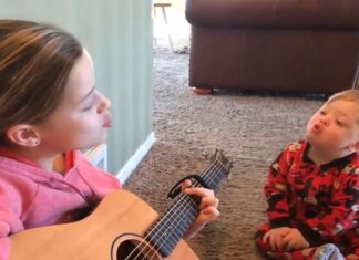 Niña le canta a su hermanito con Síndrome de Down y hace llorar a millones