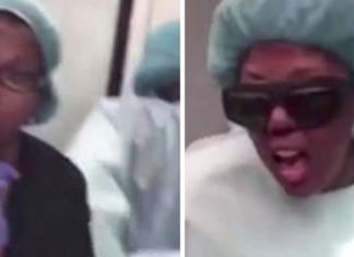 Es acusada por cantar y bailar mientras realizaba las cirugías estéticas a sus pacientes