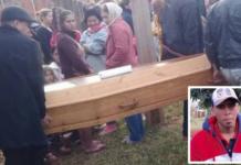 Cuando llegó repentinamente a su casa su familia lo estaba velando