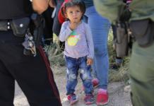 Sale a la luz un audio de un agente burlándose de los niños que lloran por sus padres