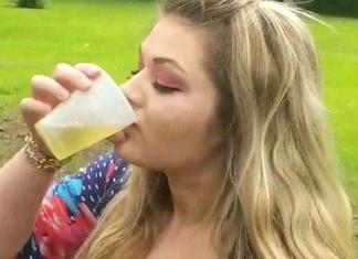 Esta mujer asegura que beber la orina de su perro es la cura para el acné y el cáncer