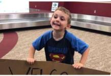 Un niño de 4 años espera a su madre en el aeropuerto con un vergonzoso cartel de bienvenida