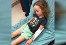 Una niña de 5 años deja de caminar y de hablar – Al revisar su cabello descubren la causa