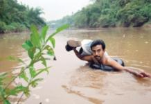 A este maestro nada le impide llegar a sus clases cada mañana, ni siquiera un río