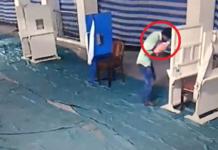 Un hombre se despide con un beso de su recién nacida antes de abandonarla en una iglesia