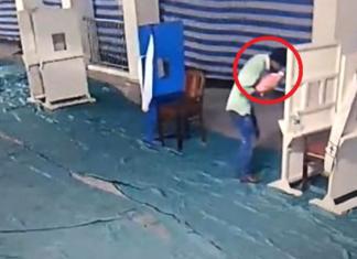 Un hombre se despide con un beso de su recién nacida antes de abandonarla en una iglesia