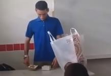 Sus alumnos lo sorprendieron después de enterarse de que llevaba 2 meses sin cobrar su sueldo