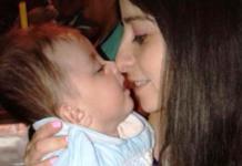 Abandonan una bebé de 2 meses con poca esperanza de vida y su enfermera decide adoptarla