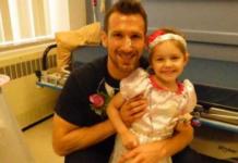 Una niña de 4 años «se casa» en una emotiva celebración con su enfermero en el hospital