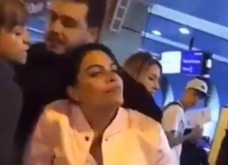 Protagoniza una escena de celos al descubrir el engaño de su marido en el aeropuerto