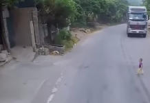 Un bebé se salva de milagro de ser arrollado por un camión de carga