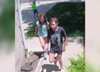 La cámara de seguridad graba la reacción de 3 niños tras hallar una billetera con 700 dólares