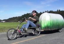 En su bicicleta traslada el tráiler de campamento más pequeño y cómodo del mundo