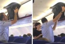 Un hombre lucha para acomodar su maleta en un avión mientras todos se burlan de él