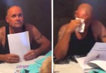 Un hombre rompe en llanto al recibir un emotivo regalo de cumpleaños de sus 2 hijastras