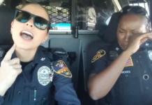 La batalla de karaoke de 2 agentes dentro del auto policial se hace viral