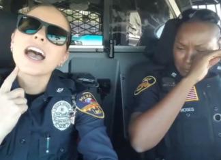 La batalla de karaoke de 2 agentes dentro del auto policial se hace viral
