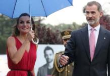 Letizia le hace un desplante al rey Felipe negándose a compartir su paraguas