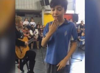 El emotivo homenaje de un niño para su madre sorda ha conmovido a miles de personas