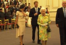 El incómodo momento que pasó Meghan al tratar de tomar la mano de su marido frente a la Reina