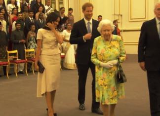 El incómodo momento que pasó Meghan al tratar de tomar la mano de su marido frente a la Reina