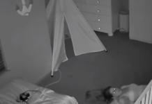 Las cámaras de seguridad de la habitación de sus hijos graban la extraña conducta de la madre