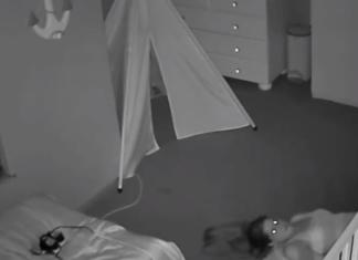 Las cámaras de seguridad de la habitación de sus hijos graban la extraña conducta de la madre