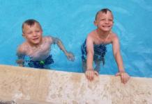 Unos gemelos de 6 años salvan la vida de una niña que estaba a punto de ahogarse en la piscina