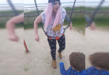 Una joven madre se sube a un columpio infantil y termina siendo rescatada por los bomberos