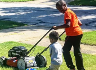 Una mujer llama a la policía porque «vio a niños de color cortando el césped»