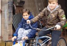 Logra su sueño de andar junto a su amigo en silla de ruedas y conmueve al mundo