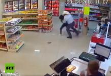 Una cámara de seguridad graba cómo un vaquero atrapa a un ladrón armado en una tienda