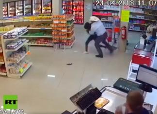 Una cámara de seguridad graba cómo un vaquero atrapa a un ladrón armado en una tienda