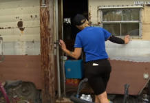 Una repartidora de pizza reacciona tras ver qué había en el interior de la casa de un cliente