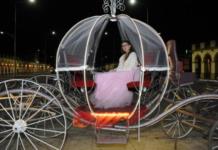 Como Cenicienta, entra a su fiesta de 15 años en una carroza