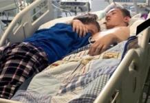 Una desconsolada adolescente abraza a su novio antes de que desconecten su soporte vital