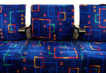 La tela que cubre los asientos de un autobús sirven para esconder la suciedad