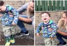 Un pequeño con parálisis cerebral ríe con alegría tras chapotear en un charco por primera vez