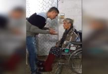 Conmueve a millones con el emotivo homenaje a su madre en silla de ruedas