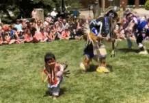 Un niño orgulloso de sus raíces enternece al mundo en su primer concurso de baile