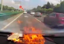 El impactante momento en el que un iPhone explota en el interior de un auto
