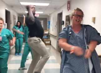 Una mujer baila efusivamente durante su trabajo de parto y causa sensación en las redes