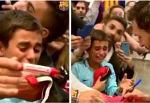 Messi hace llorar de emoción a un niño que le pedía un autógrafo