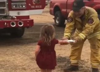 Una pequeña de tan solo 2 años les entrega un regalo a un grupo de exhaustos bomberos