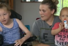 Una niña con parálisis cerebral salva a su hermano menor de un trágico accidente