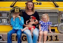 Un niño llega al jardín de infancia en un camión de bomberos para honrar a su difunto padre